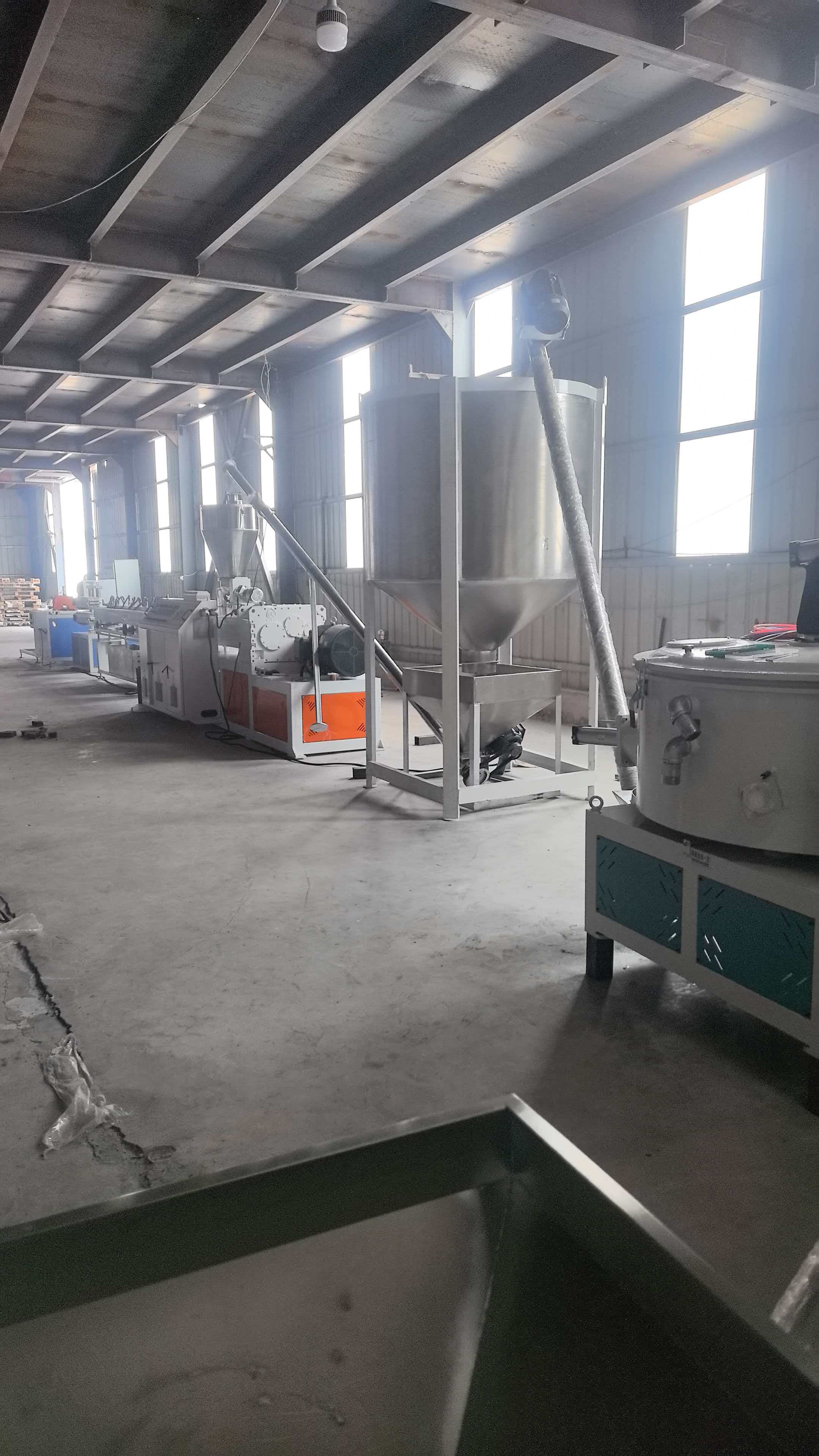 La nostra attrezzatura per l'estrusione di tubi con anima in PVC (diametro esterno 35/38 mm) è stata messa in produzione con successo e ha ricevuto elogi dai nostri clienti.